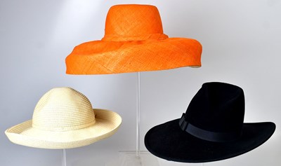Lot 686 - A collection of accessories, to include hats,...