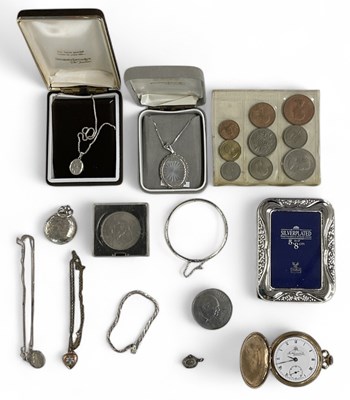 Lot 1501 - Various items of mixed costume jewellery,...