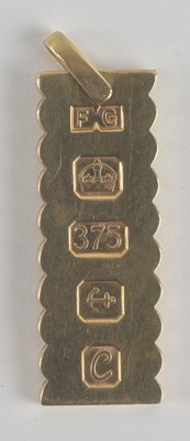 Lot 1378 - A 9ct yellow gold ingot style pendant, length...