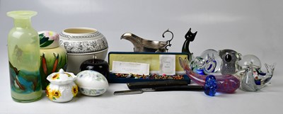 Lot 97 - A small mixed lot of ceramics and glass, to...