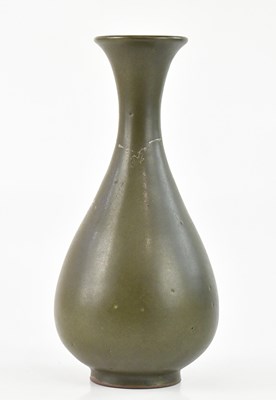 Lot 1572 - A Chinese tea dust shaped bottle vase, height...