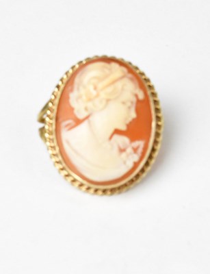 Lot 839 - A 9ct gold carved cameo ring (af).