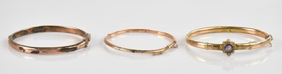 Lot 1188 - An early 20th century yellow metal hinged snap...