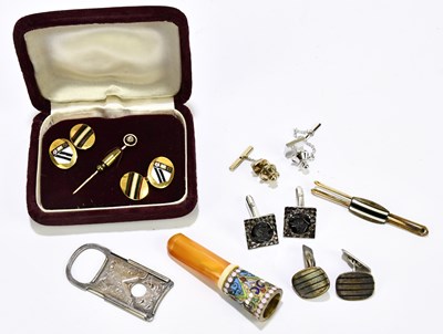 Lot 1584 - A mixed group of costume jewellery, including...