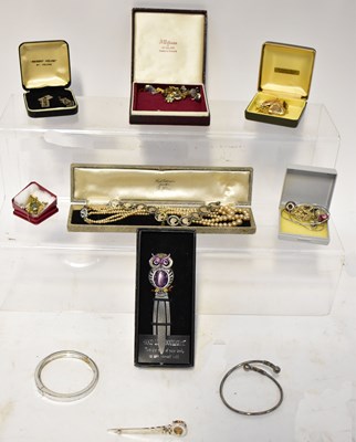 Lot 1016 - A quantity of costume jewellery including a...