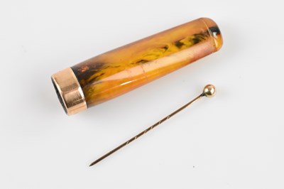 Lot 2298 - A 9ct gold mounted cheroot holder with amber...