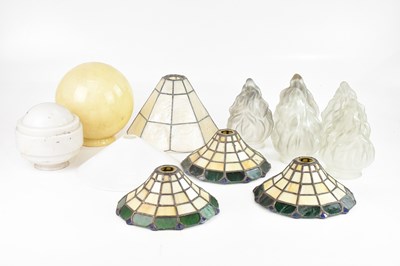Lot 1423 - A collection of Art Deco and later glass...