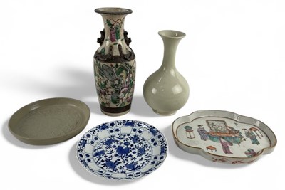 Lot 1059 - Five pieces of assorted Chinese and Oriental...