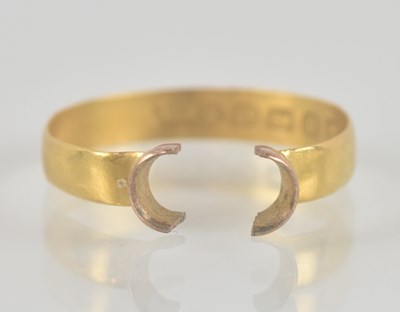 Lot 1352 - A 22ct yellow gold band ring (af), approx 1.4g.