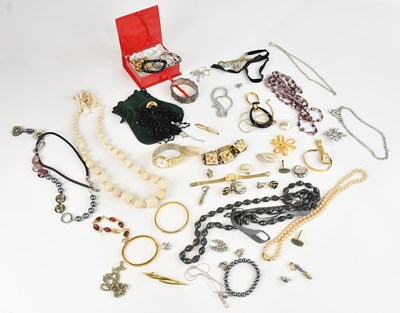 Lot 1080 - A small quantity of costume jewellery...