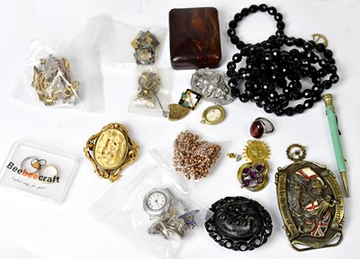 Lot 1014 - A mixed lot of costume jewellery, to include a...
