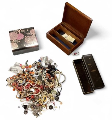 Lot 1482 - A quantity of assorted costume jewellery,...