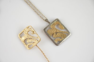 Lot 1338 - A 9ct textured yellow metal stick pin, set...