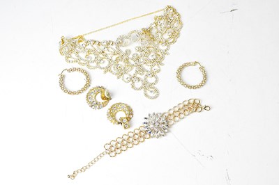 Lot 733 - A large gold-coloured diamanté necklace,...