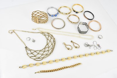 Lot 362 - SERENA WILLIAMS; a gold tone heavy mesh...