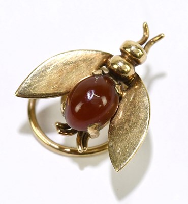 Lot 1435 - A 9ct yellow gold bee brooch with screw...