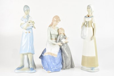 Lot 1336 - A group of three Lladrό style figures, a...