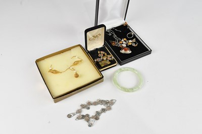 Lot 1004 - A small collection of vintage costume...
