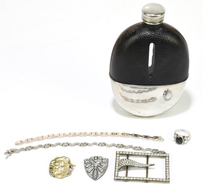 Lot 1605 - A small selection of costume jewellery to...