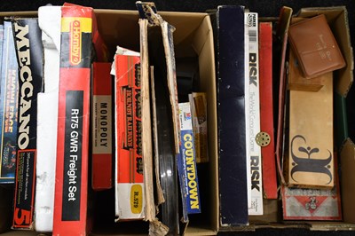 Lot 1547 - Assorted vintage board games and models...