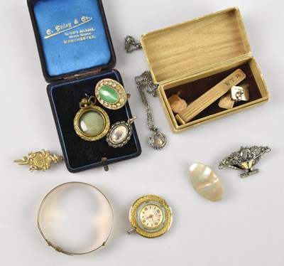 Lot 1076 - A small collection of assorted costume...