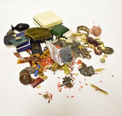 Lot 1018 - A quantity of vintage costume jewellery, to...