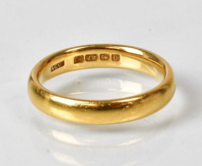 Lot 786 - A 22ct yellow gold wedding band, stamped '22',...