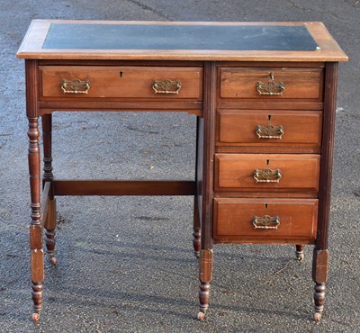 Lot 1622 - An Edwardian mahogany five drawer knee-hole writing table