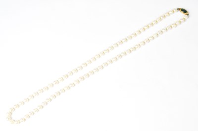 Lot 924 - A pearl necklace with a 14ct gold clasp set...