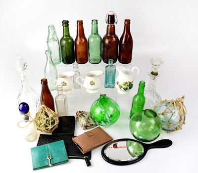 Lot 131 - A mixed lot of collectors' items to include...