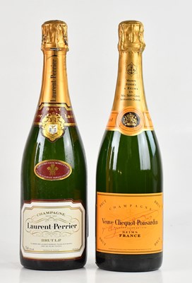 Lot 2488 - CHAMPAGNE; a bottle of Veuve Clicquot...