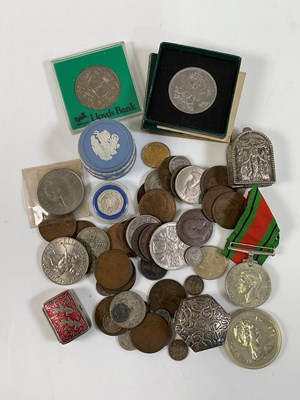 Lot 532 - A group of loose coinage, a Defence Medal,...