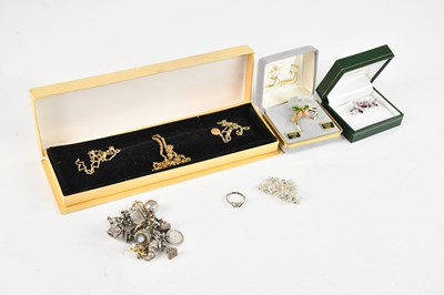 Lot 689 - A small group of costume jewellery including a...