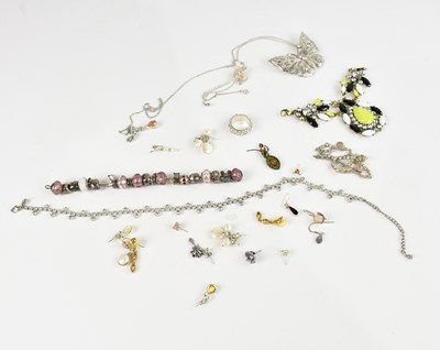 Lot 1032 - A small collection of costume jewellery...