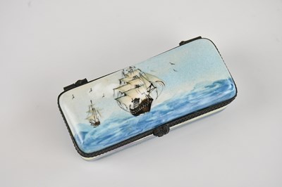 Lot 2287 - A 20th century French porcelain trinket box,...