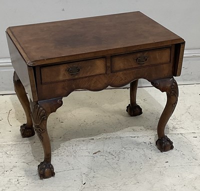 Lot 2083 - A small reproduction mahogany sofa table on...