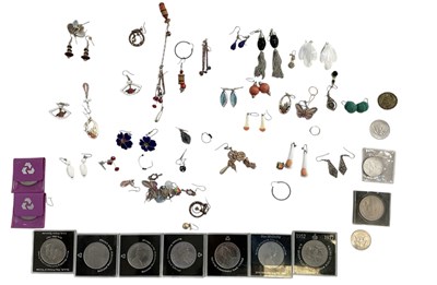 Lot 1448 - A small quantity of assorted costume jewellery,...