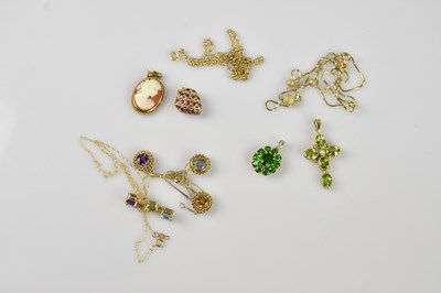 Lot 2223 - A collection of 9ct yellow gold and yellow...