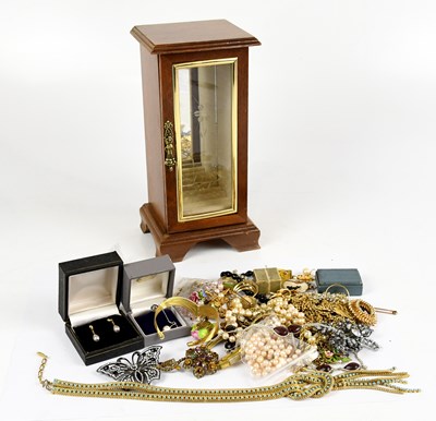 Lot 1614 - A small assortment of costume jewellery...