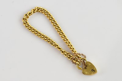 Lot 322 - An 18ct yellow gold curb link bracelet, with...