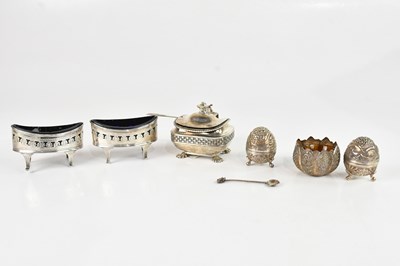 Lot 482 - A Georgian hallmarked silver mustard pot,...