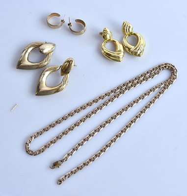 Lot 15 - A yellow metal curb link necklace, length...