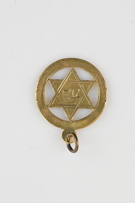 Lot 428 - A 9ct yellow gold Star of David pendant,...