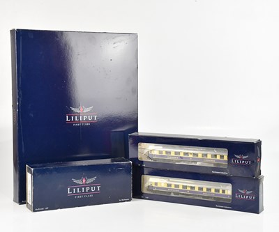 Lot 1533 - A OO gauge locomotive, L106211, with a...