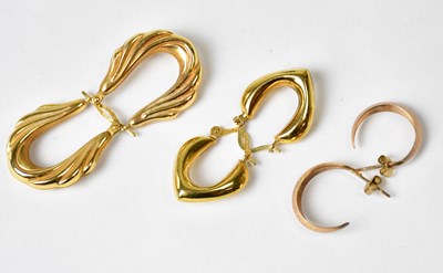 Lot 935 - Three pairs of 9ct yellow gold hoop earrings,...