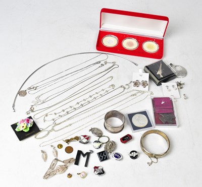 Lot 1012 - A mixed lot of costume jewellery, to include a...