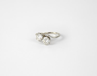 Lot 918 - A platinum diamond ring set with two brilliant...