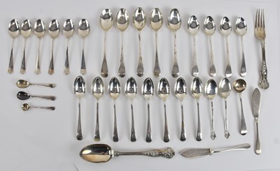 Lot 1168 - A group of approximately thirty items of small...