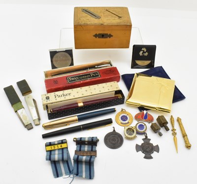 Lot 321 - A collection of mixed collectables including...