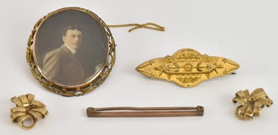 Lot 1212 - A 9ct yellow gold photo brooch with the image...